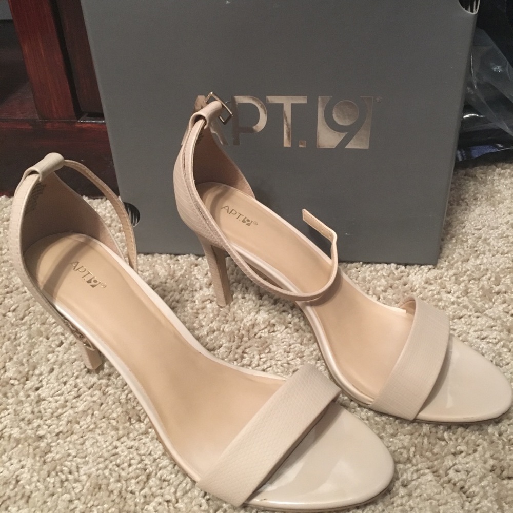 Nude Pumps
